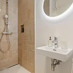 Appartamento Modern With King Bed, Walk To Attractions
