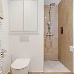 Modern With King Bed, Walk To Attractions *