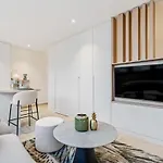 Modern With King Bed, Walk To Attractions Appartamento