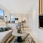 Modern With King Bed, Walk To Attractions Appartamento *