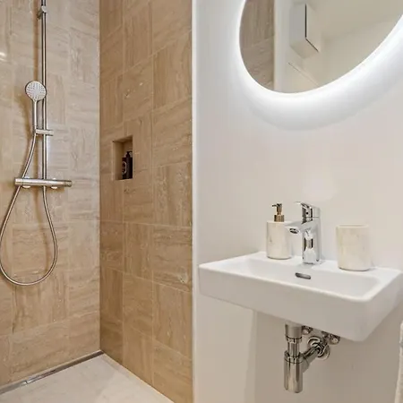 Apartment Modern With King Bed, Walk To Attractions