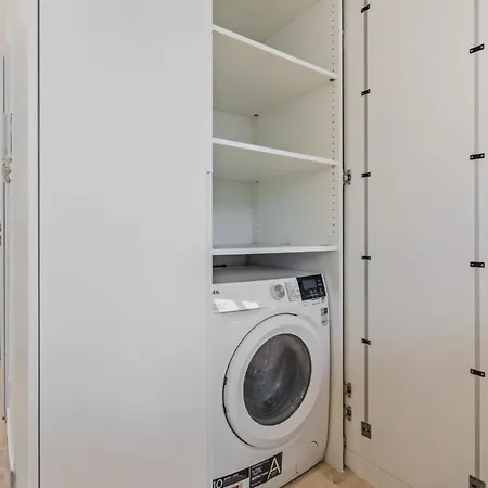 Modern With King Bed, Walk To Attractions