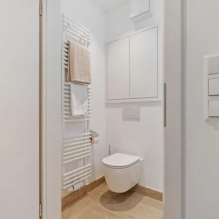 Apartment Modern With King Bed, Walk To Attractions