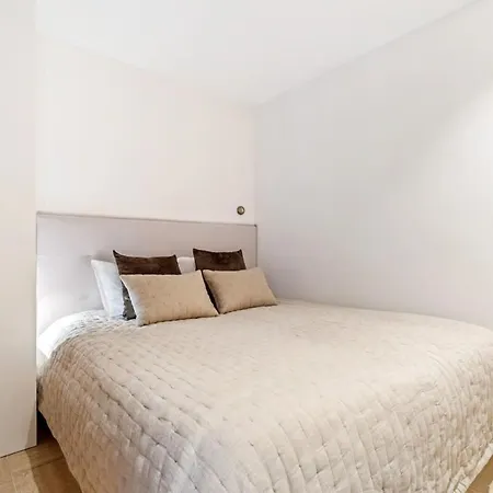 Apartment Modern With King Bed, Walk To Attractions *