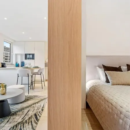 Modern With King Bed, Walk To Attractions