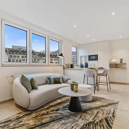 Modern With King Bed, Walk To Attractions Apartment