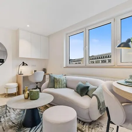 Modern With King Bed, Walk To Attractions Apartment *