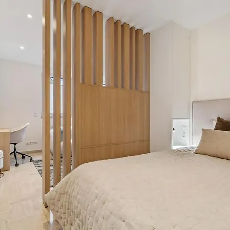 Modern With King Bed, Walk To Attractions *