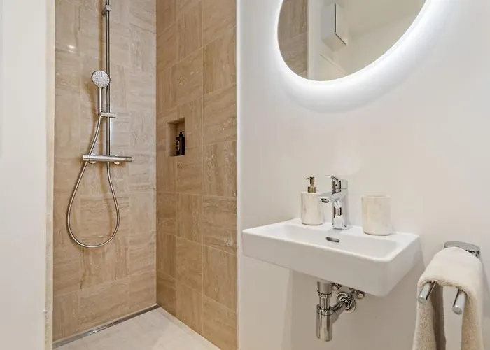 Διαμέρισμα Modern With King Bed, Walk To Attractions