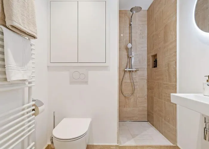 Modern With King Bed, Walk To Attractions *