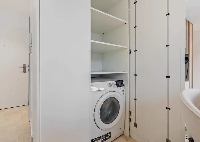 Modern With King Bed, Walk To Attractions