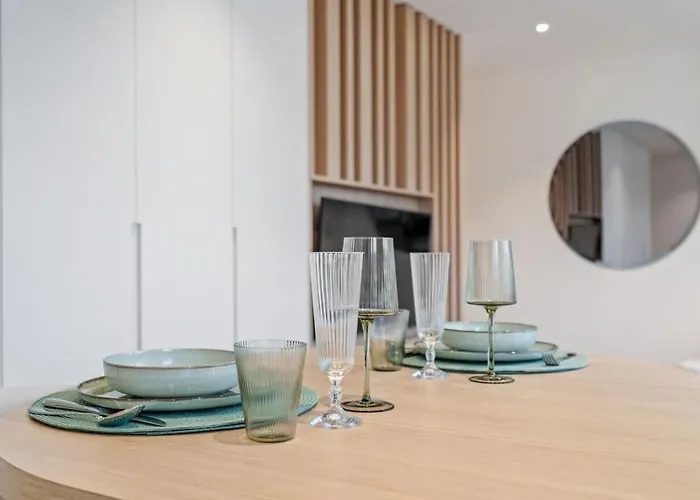 Modern With King Bed, Walk To Attractions *