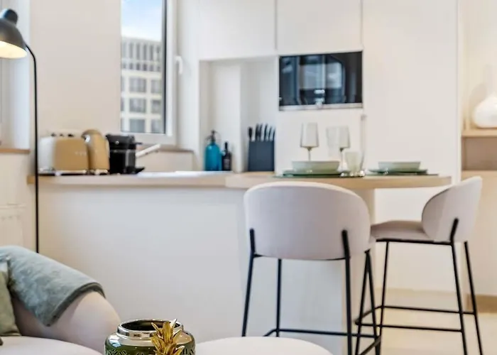 Modern With King Bed, Walk To Attractions *