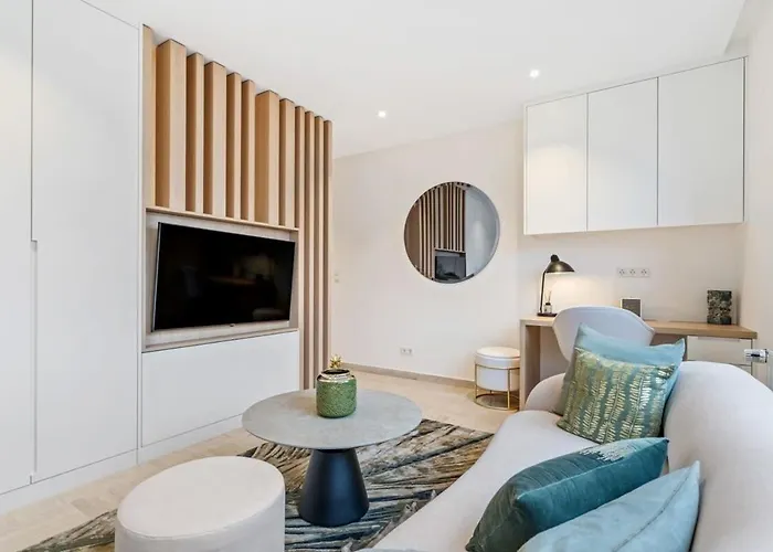 Modern With King Bed, Walk To Attractions