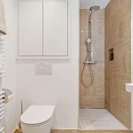 Modern With King Bed, Walk To Attractions *