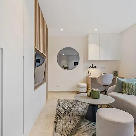 Modern With King Bed, Walk To Attractions