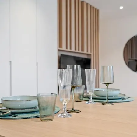 Modern With King Bed, Walk To Attractions *