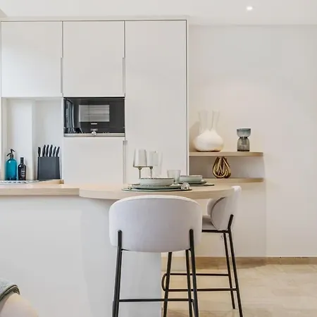 Appartement Modern With King Bed, Walk To Attractions *