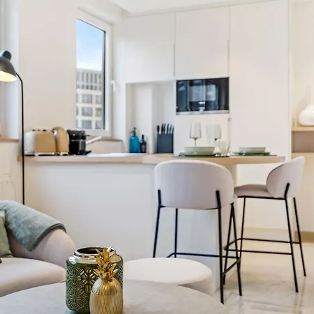 Modern With King Bed, Walk To Attractions *