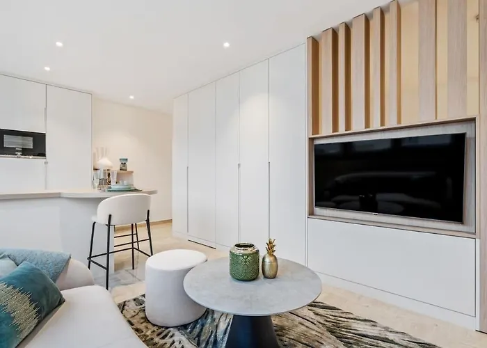 Modern With King Bed, Walk To Attractions Apartment