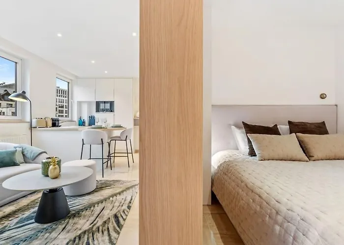 Modern With King Bed, Walk To Attractions