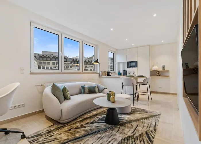 Modern With King Bed, Walk To Attractions Apartment