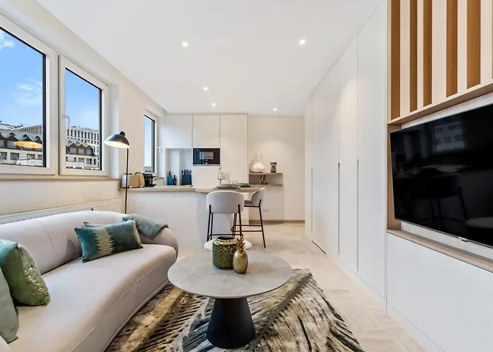 Modern With King Bed, Walk To Attractions Apartment *