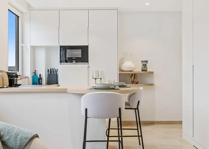 Apartment Modern With King Bed, Walk To Attractions *